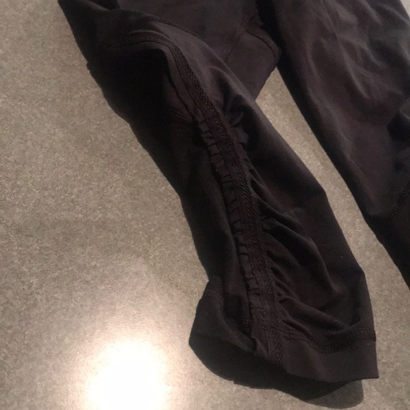 EUC Lululemon cropped pants - Picture 3 of 7